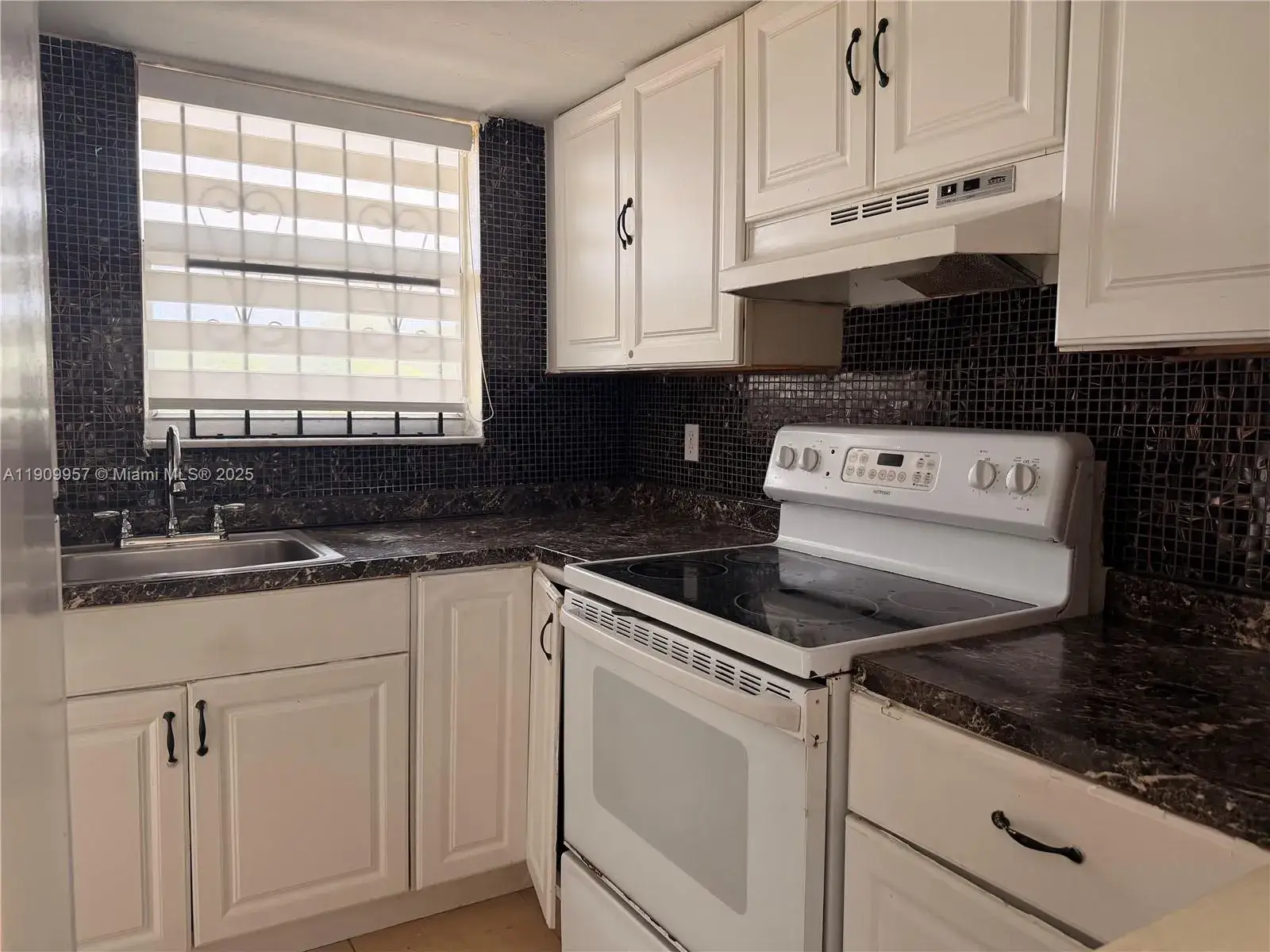 1 bedroom 1 bath Residential Lease for rent at 13725 NE 6th Ave # 302, North Miami FL 33161