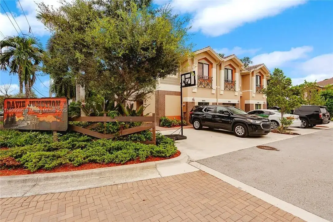 3 bedroom 2 bath Residential Lease for rent at 6321 S Station Sq # 6321, Davie FL 33314