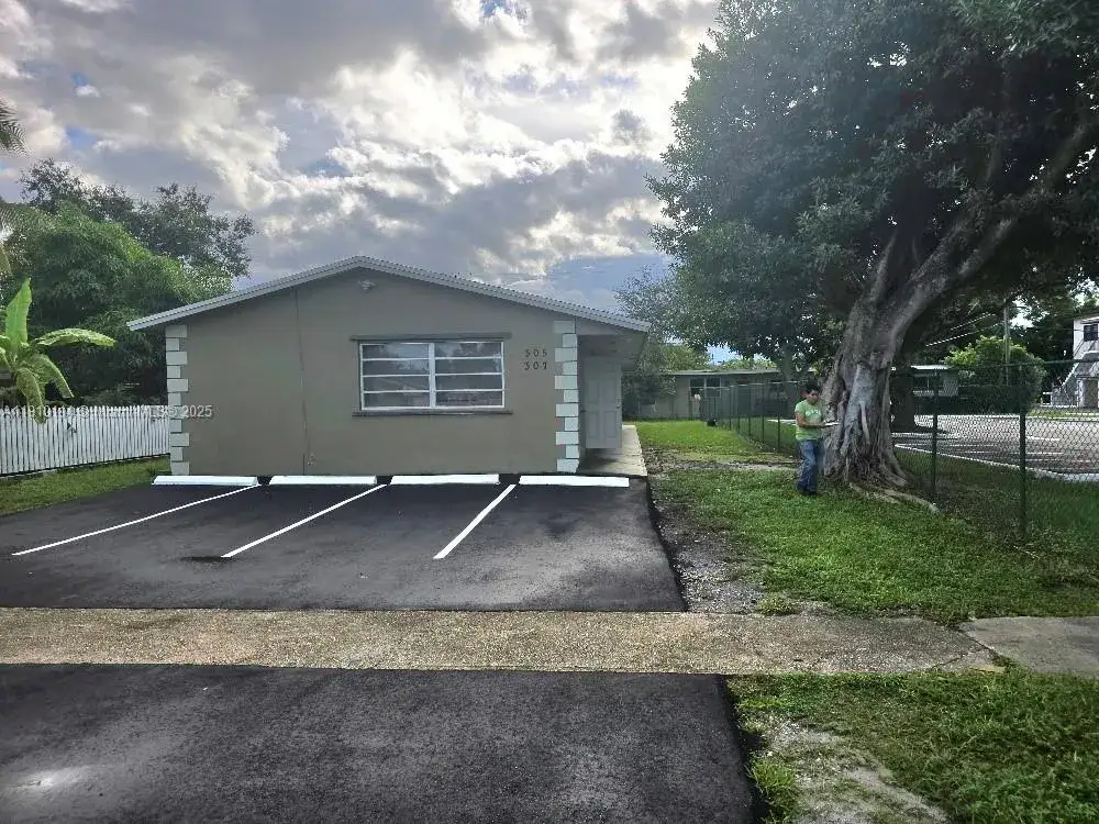 2 bedroom 1 bath Residential Lease for rent at 305 N 61st Ave # 1, Hollywood FL 33024