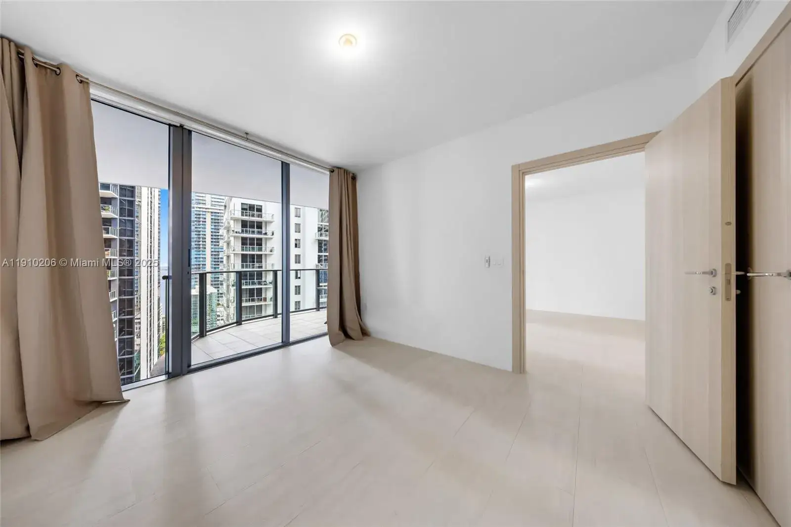 1 bedroom 1 bath Residential for sale at 1000 Brickell Plz # 3103, Miami FL 33131