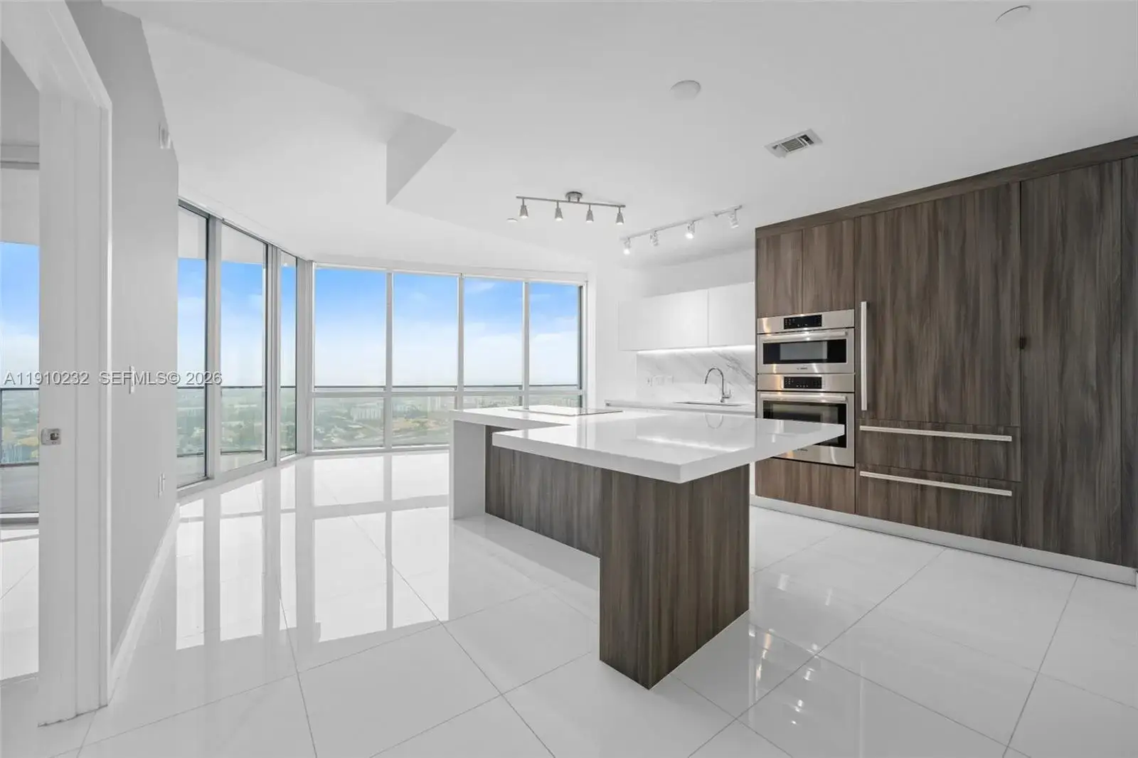 1 bedroom 2 bath Residential for sale at 851 NE 1st Ave # 4204, Miami FL 33132