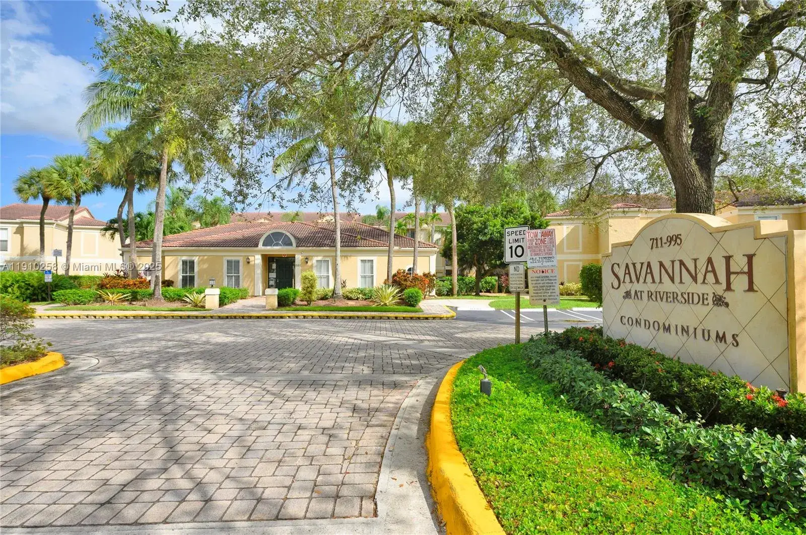 2 bedroom 1 bath Residential Lease for rent at 833 Riverside Dr # 811, Coral Springs FL 33071