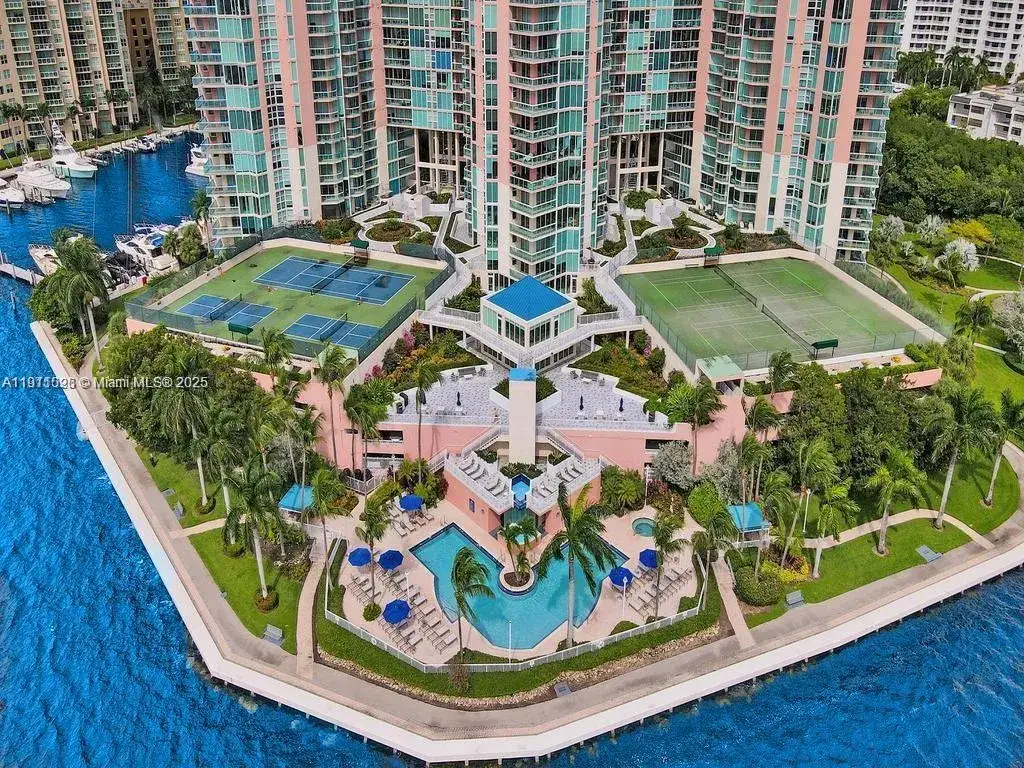 3 bedroom 2 bath Residential for sale at 3370 NE 190th st # 1205, Aventura FL 33180
