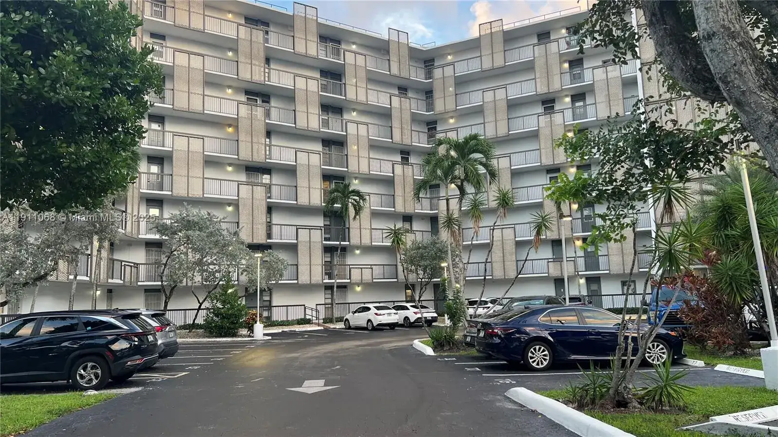 1 bedroom 1 bath Residential for sale at 20500 W Country Club Dr # 117, Aventura FL 33180
