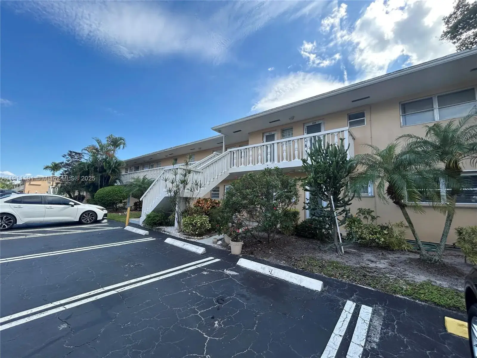 1 bedroom 1 bath Residential for sale at 2112 NE 1st Way # 203, Boynton Beach FL 33435