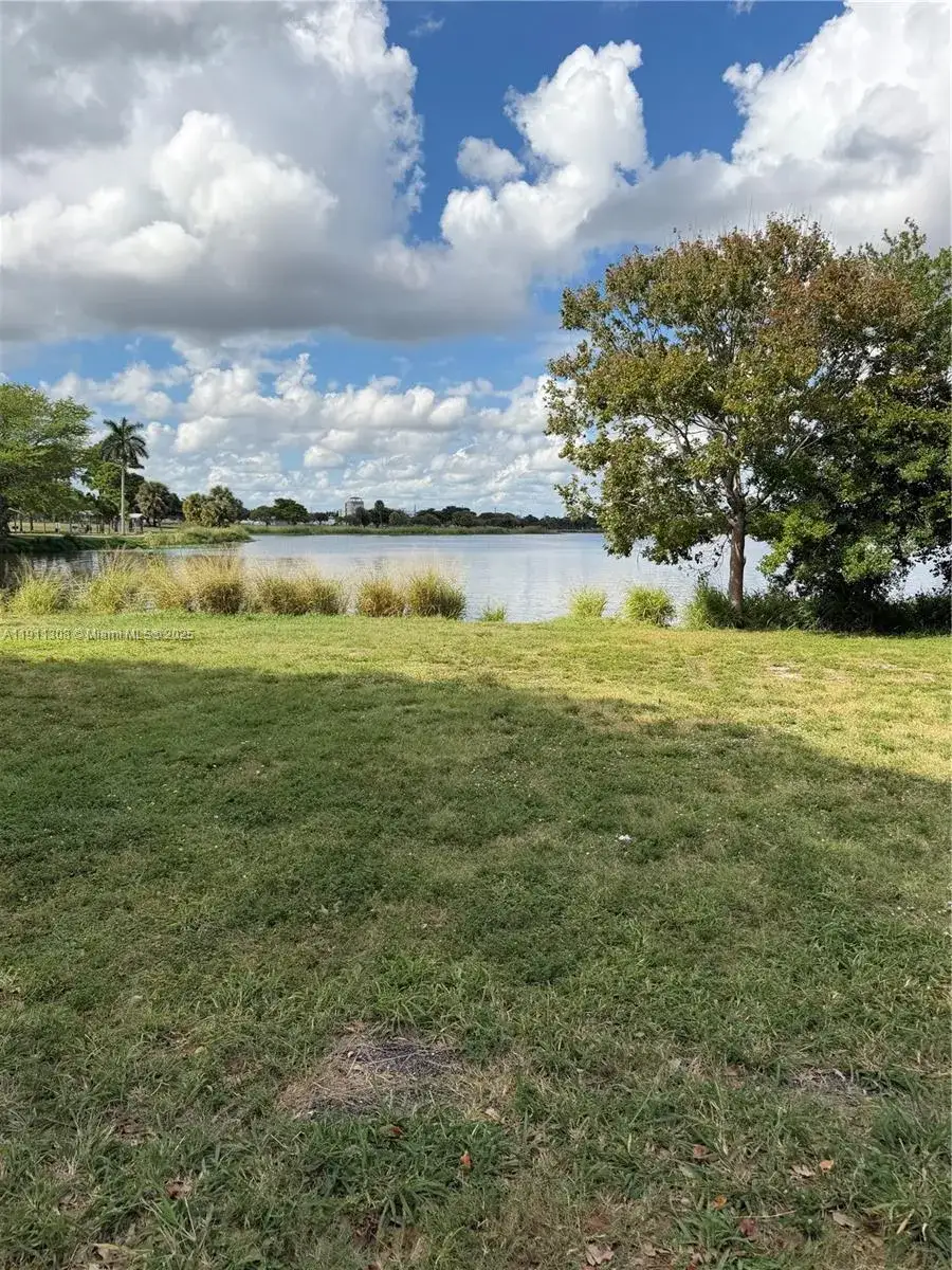 2 bedroom 2 bath Residential for sale at 2286 lake Osborne dr # 16, Lake Worth FL 33461