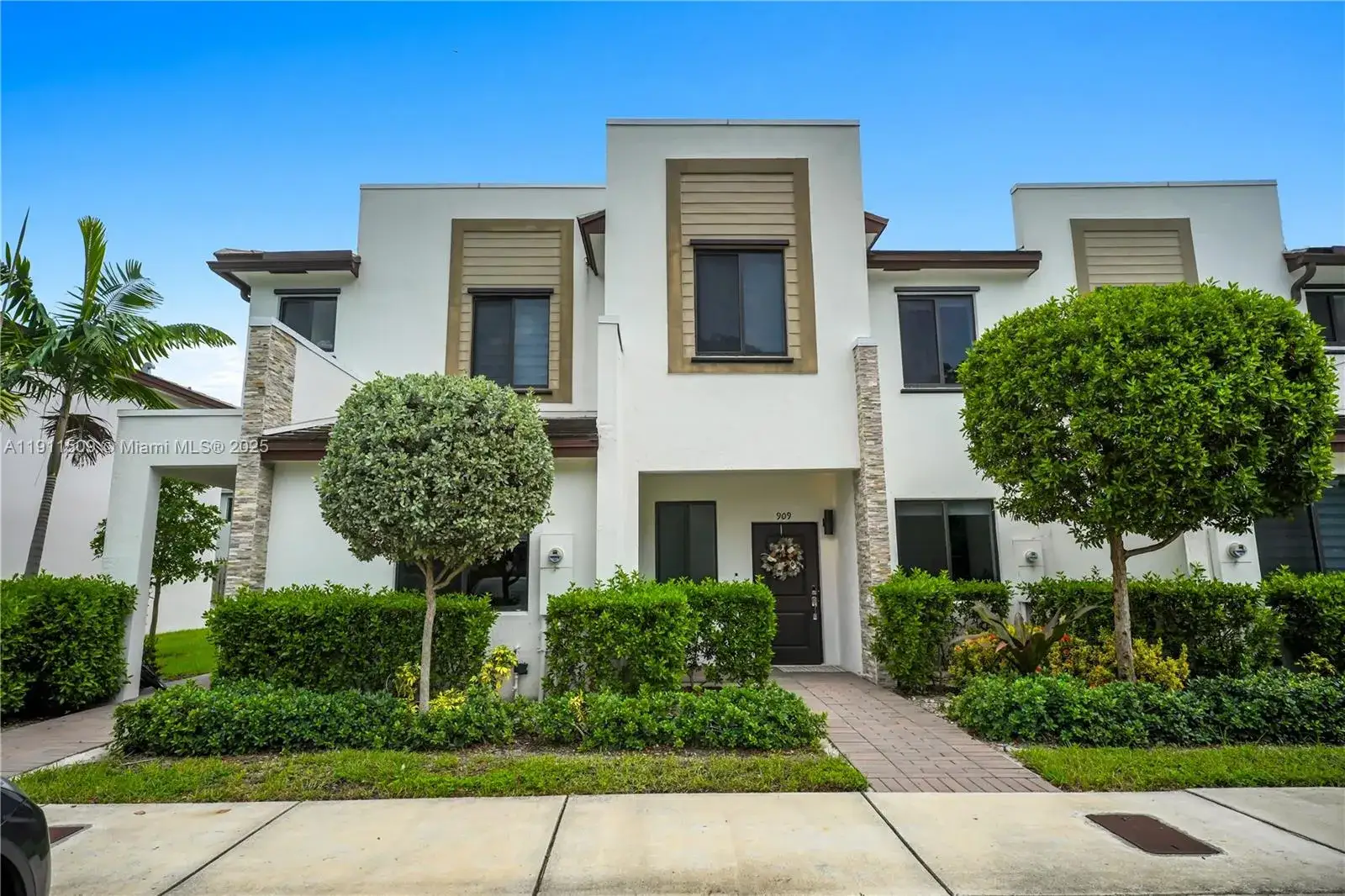 3 bedroom 2 bath Residential Lease for rent at 909 NE 211th St # 909, Miami FL 33179