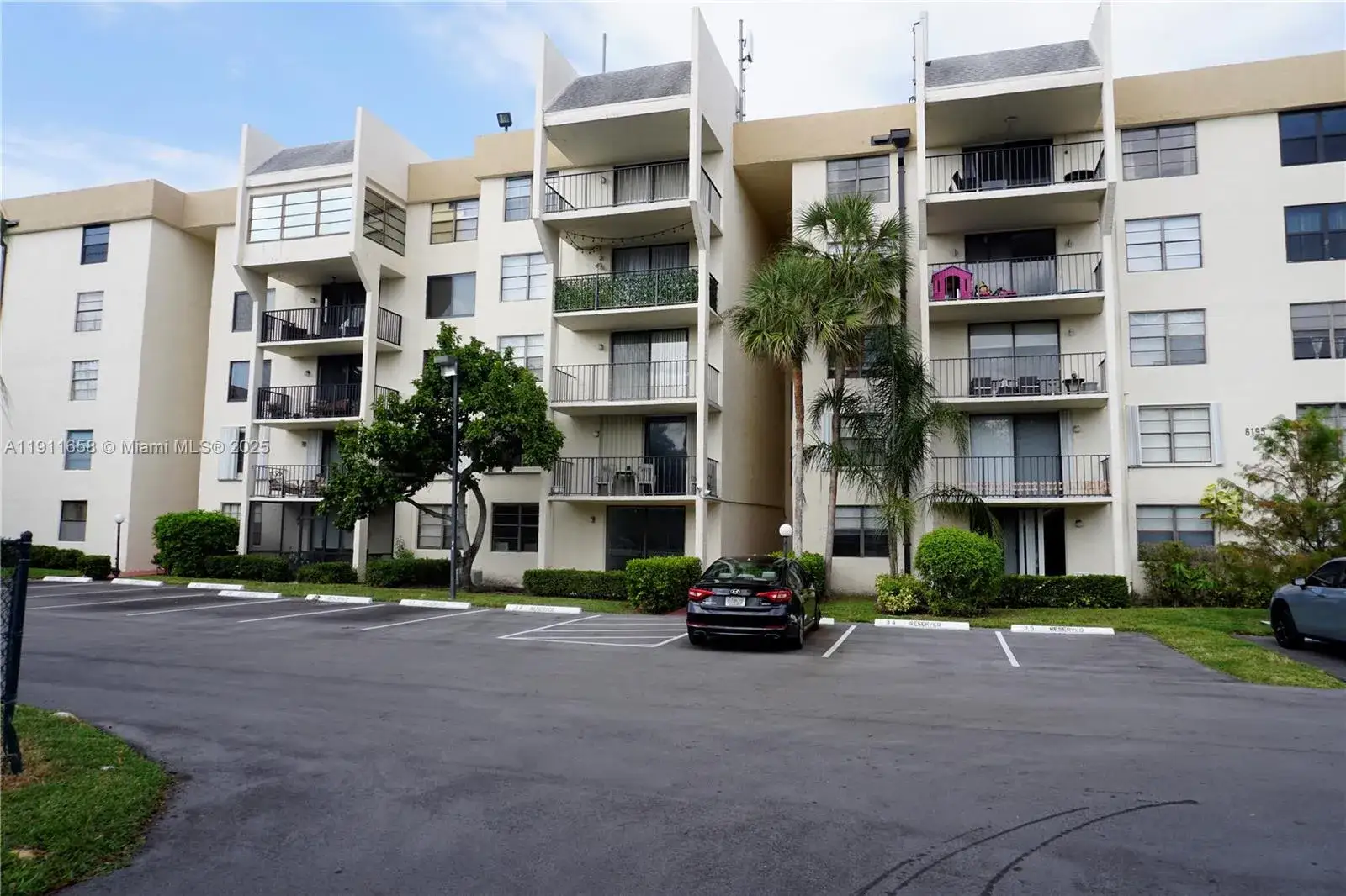 1 bedroom 1 bath Residential for sale at 6195 Rock Island Rd # 204, Tamarac FL 33319