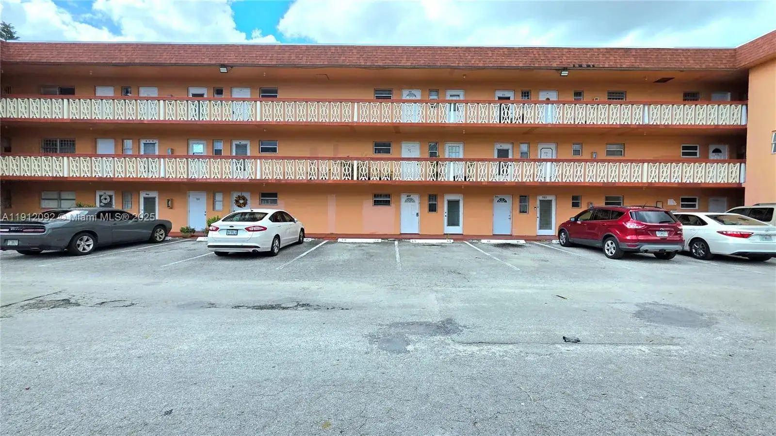 1 bedroom 1 bath Residential for sale at 18900 NE 3rd Ct # 520, Miami FL 33179