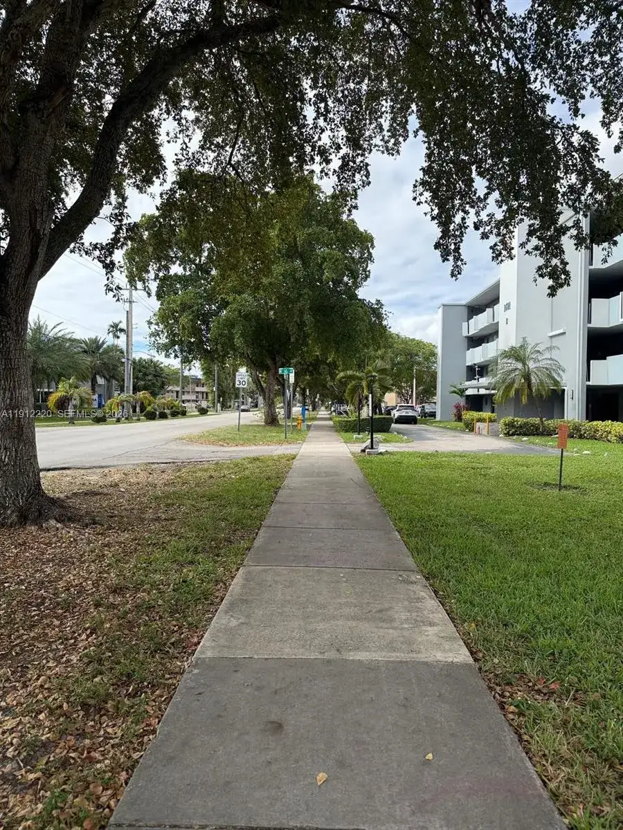 1 bedroom 1 bath Residential for sale at 1301 NE 191st St # F110, Miami FL 33179