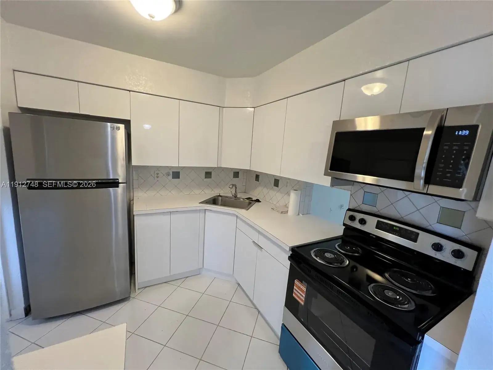 1 bedroom 1 bath Residential Lease for rent at 1550 NE 191st St # B, Miami FL 33179