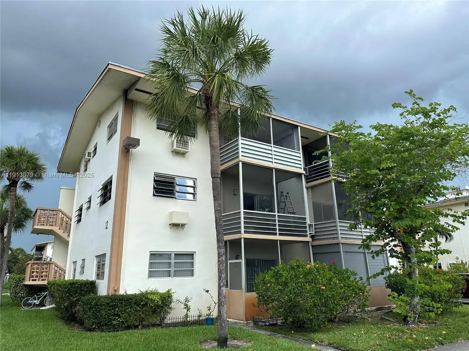 1 bedroom 1 bath Residential for sale at 16790 NE 14th Ave # 202, Miami FL 33162