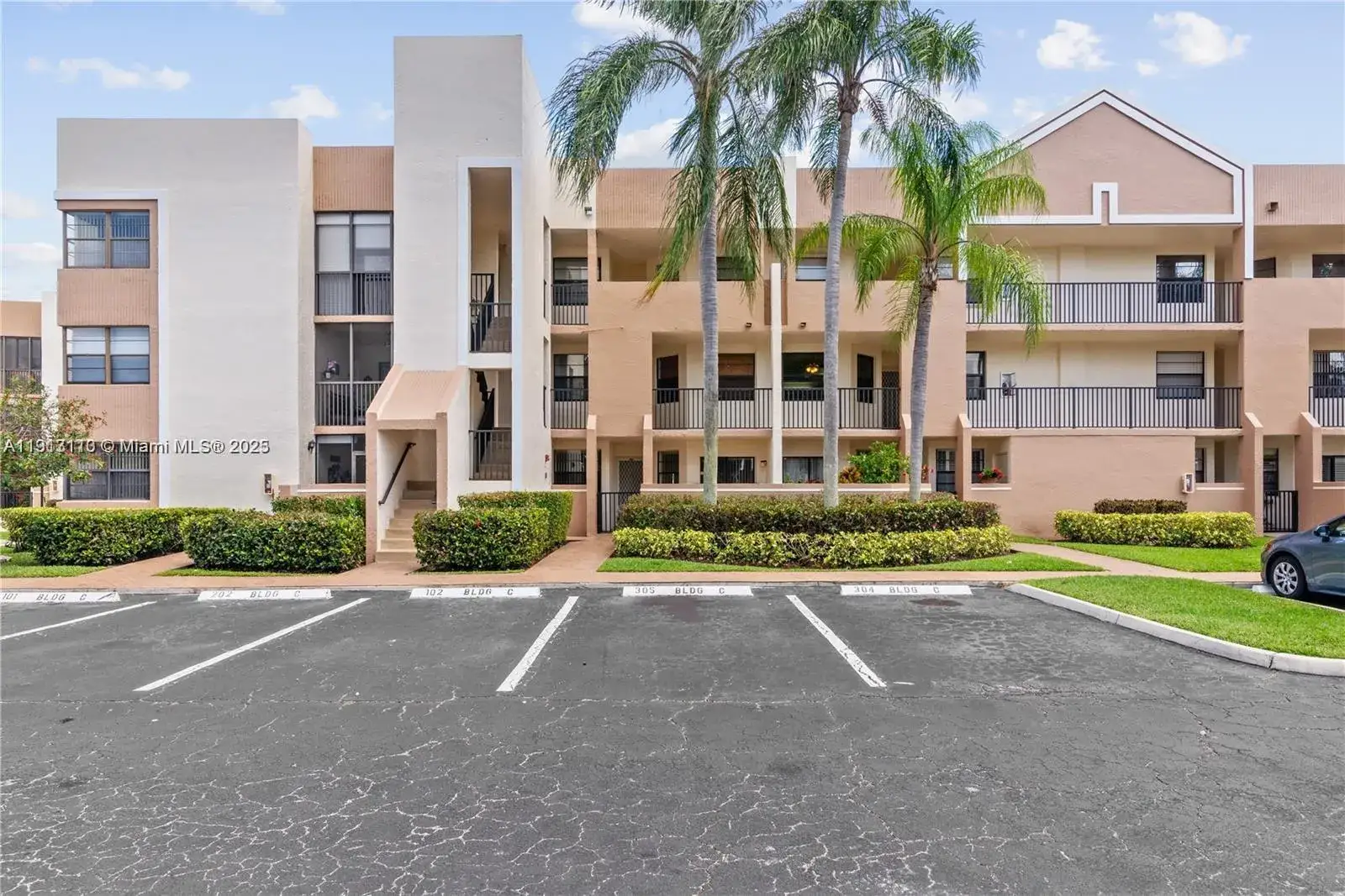 2 bedroom 2 bath Residential Lease for rent at 7338 Fairfax Dr # 203, Tamarac FL 33321