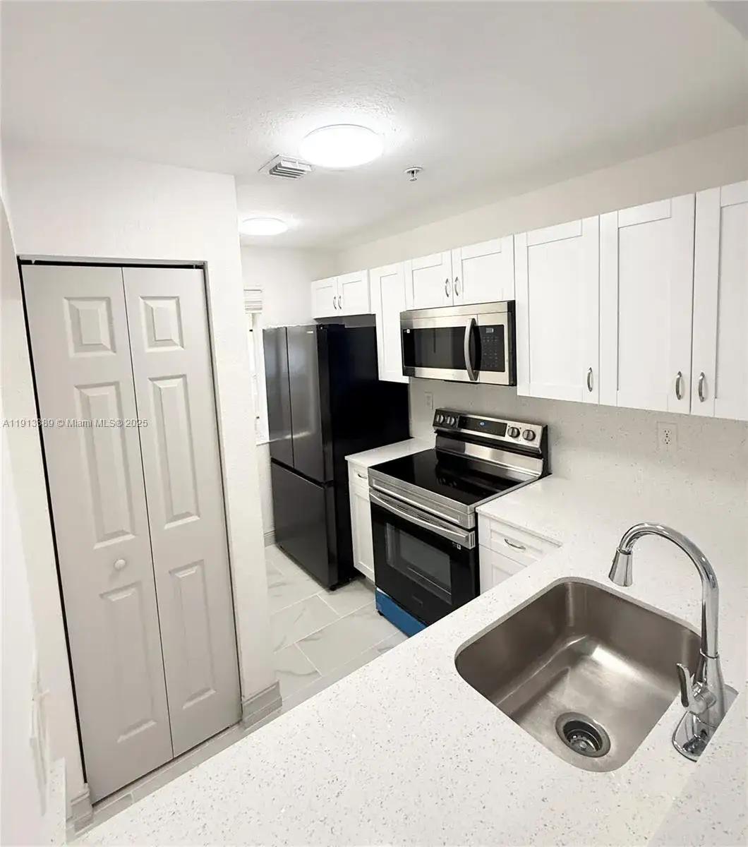 2 bedroom 2 bath Residential Lease for rent at 7991 NW 8th St # 113B, Miami FL 33126
