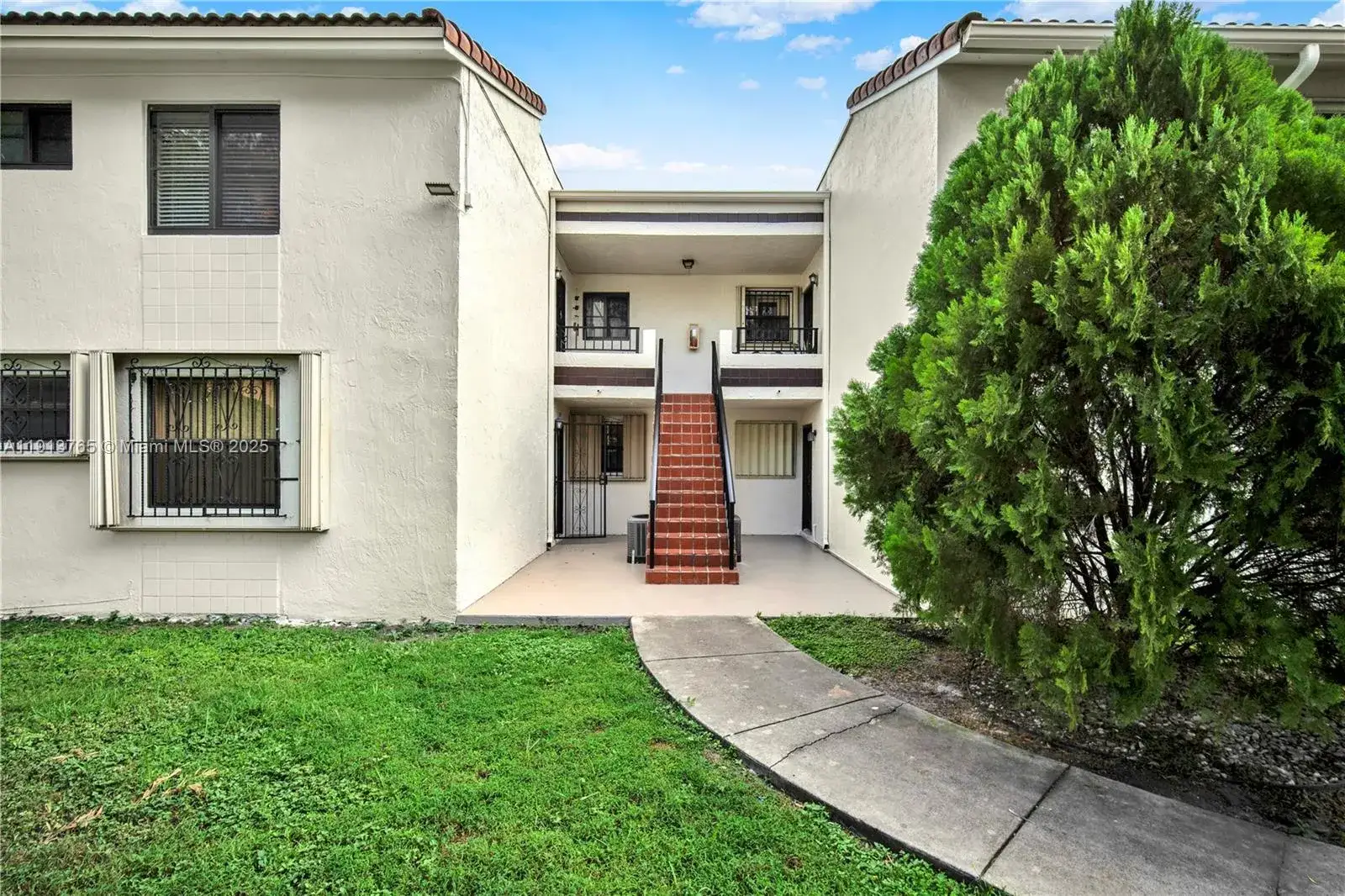 3 bedroom 2 bath Residential for sale at 10857 NW 7th St # 17, Miami FL 33172