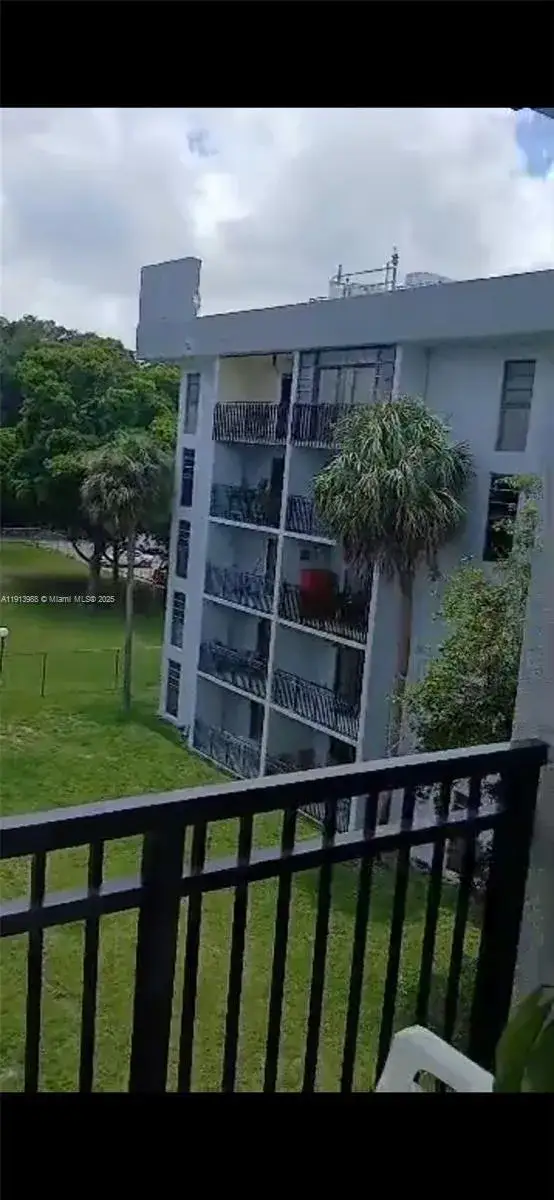 2 bedroom 1 bath Residential for sale at 650 NE 149th St # 401A, Miami FL 33161