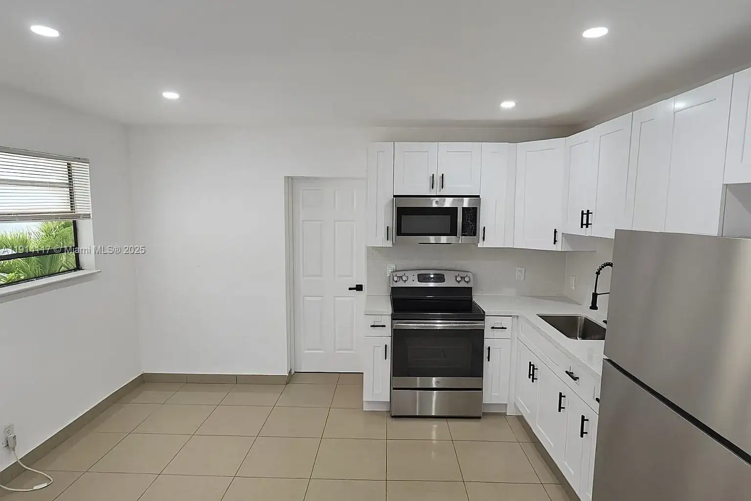 2 bedroom 1 bath Residential Lease for rent at 1046 Foster Rd # 1, Hallandale Beach FL 33009