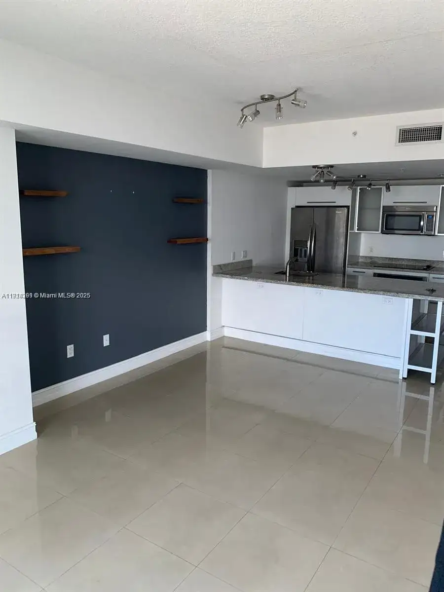 1 bedroom 1 bath Residential Lease for rent at 185 SW 7th St # 2505, Miami FL 33130