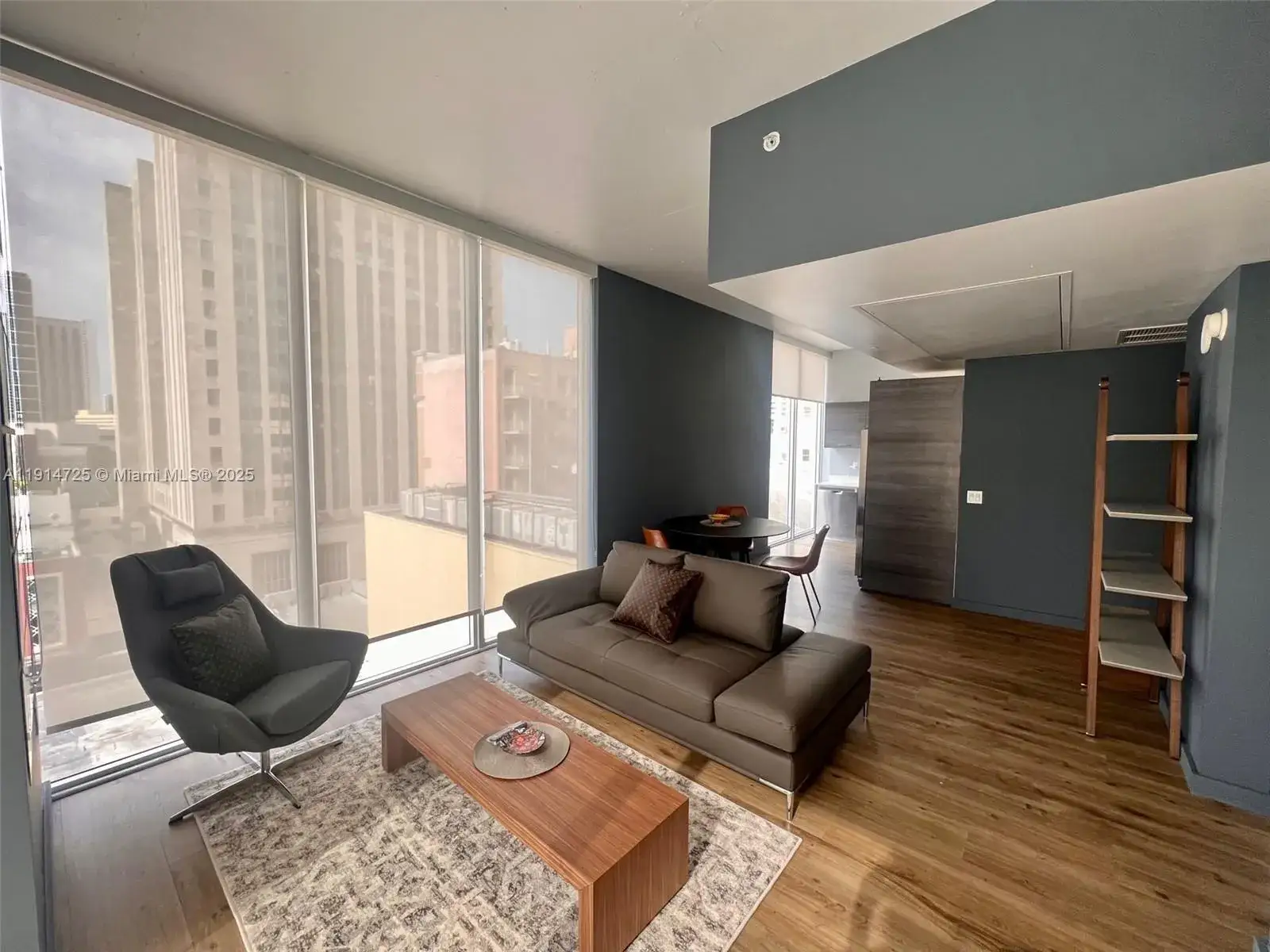1 bedroom 1 bath Residential Lease for rent at 151 SE 1st St # 810, Miami FL 33131
