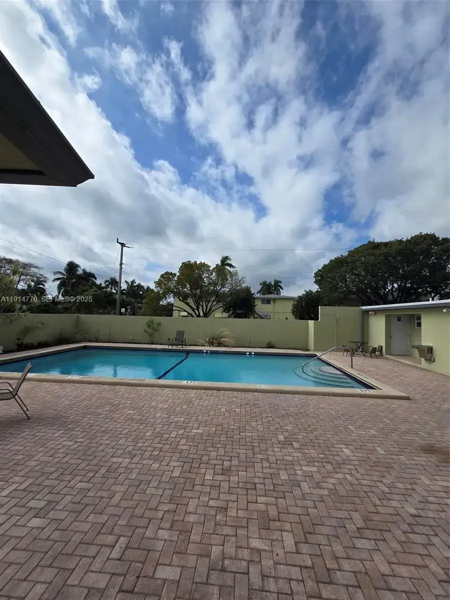 1 bedroom 1 bath Residential Lease for rent at 1425 Arthur St # 410B, Hollywood FL 33020