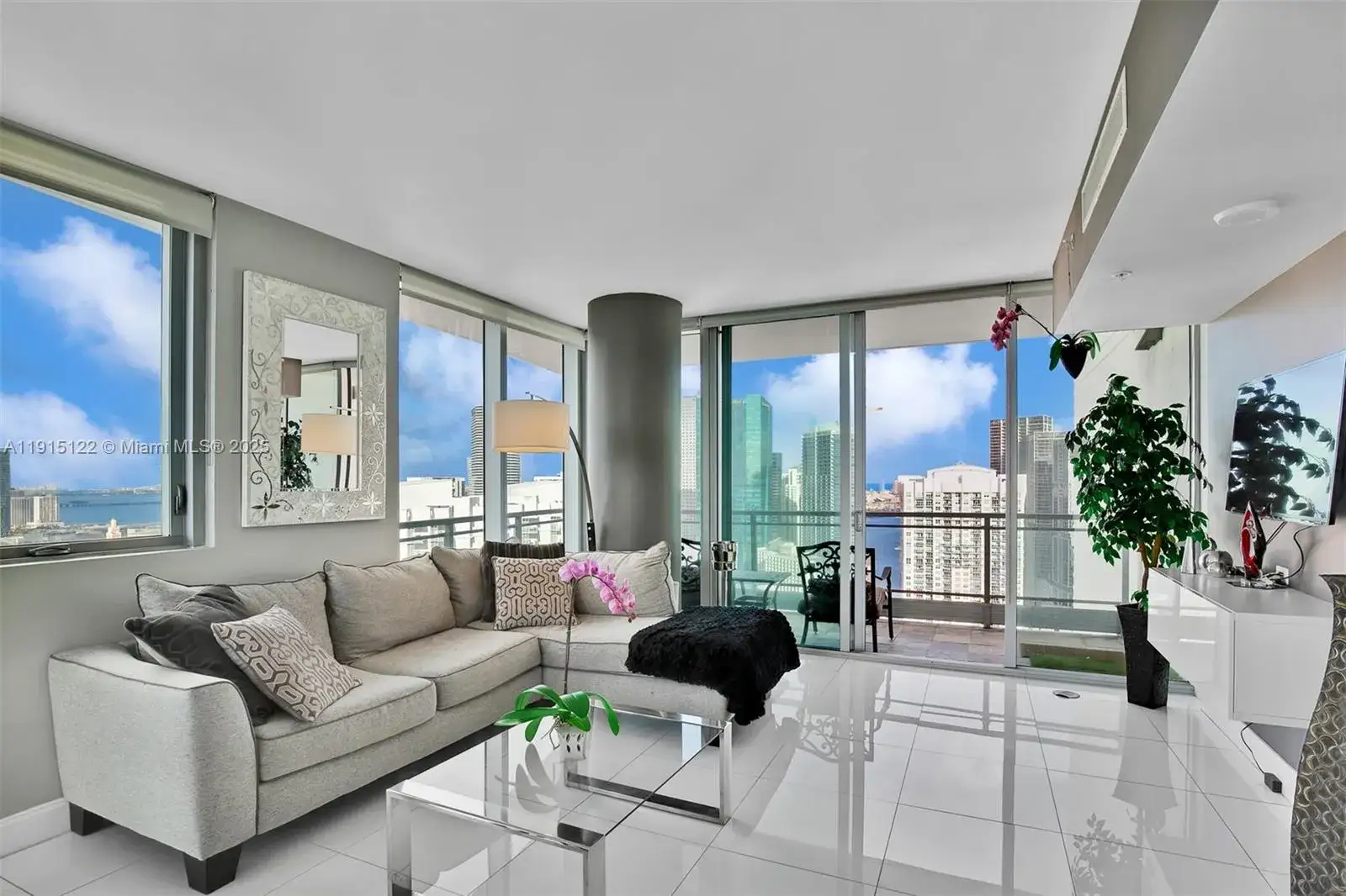 2 bedroom 2 bath Residential Lease for rent at 92 SW 3rd St # 4510, Miami FL 33130
