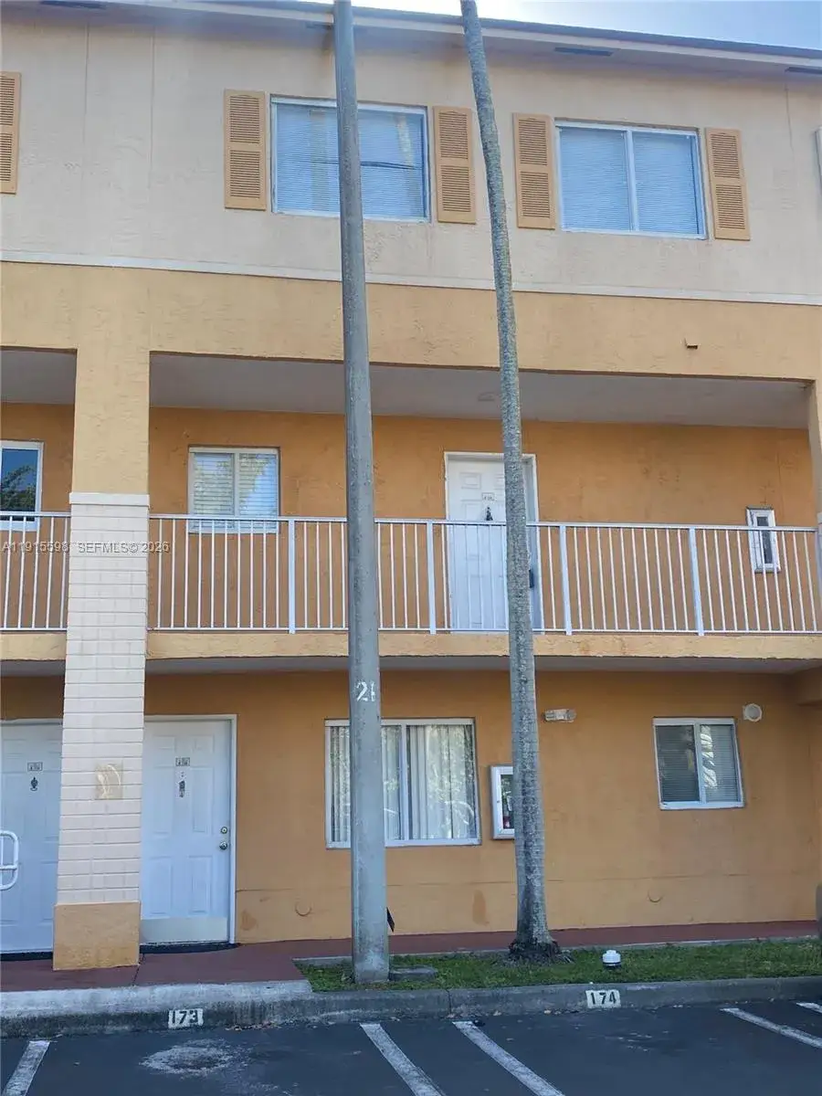 3 bedroom 2 bath Residential Lease for rent at 6245 Kendale Lakes Cir # 209, Miami FL 33183