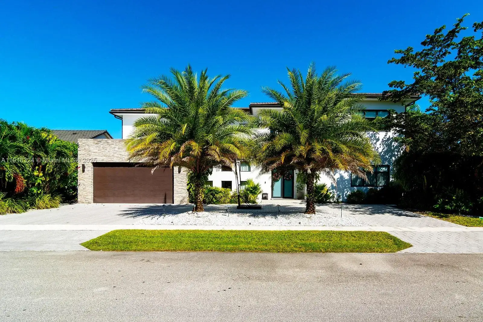5 bedroom 4 bath Residential for sale at 10151 SW 3rd St, Plantation FL 33324