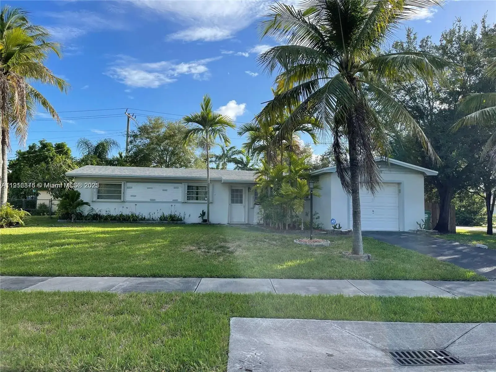 3 bedroom 2 bath Residential Lease for rent at 19700 Whispering Pines Rd, Cutler Bay FL 33157