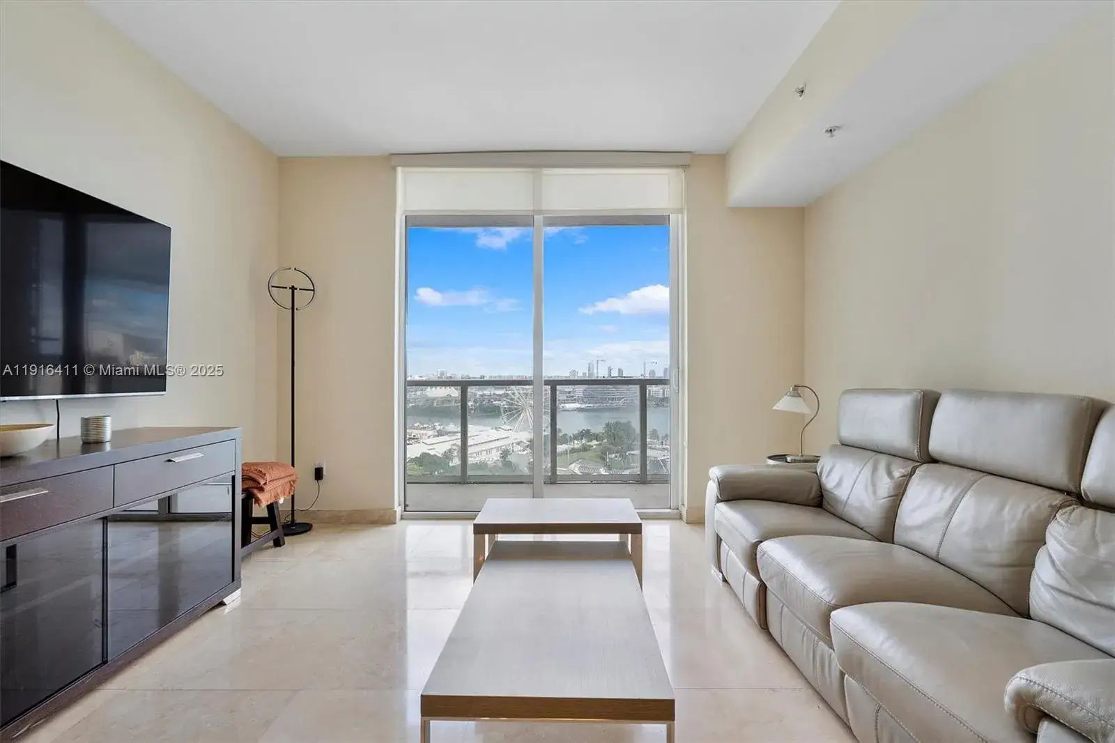 2 bedroom 2 bath Residential Lease for rent at 253 NE 2nd St # 1803, Miami FL 33132