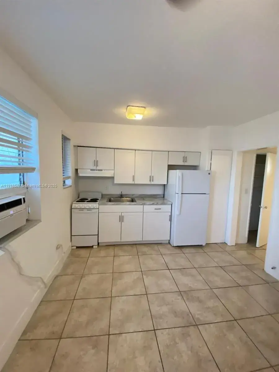 1 bedroom 1 bath Residential Lease for rent at 527 SW 10th St # 3, Miami FL 33130