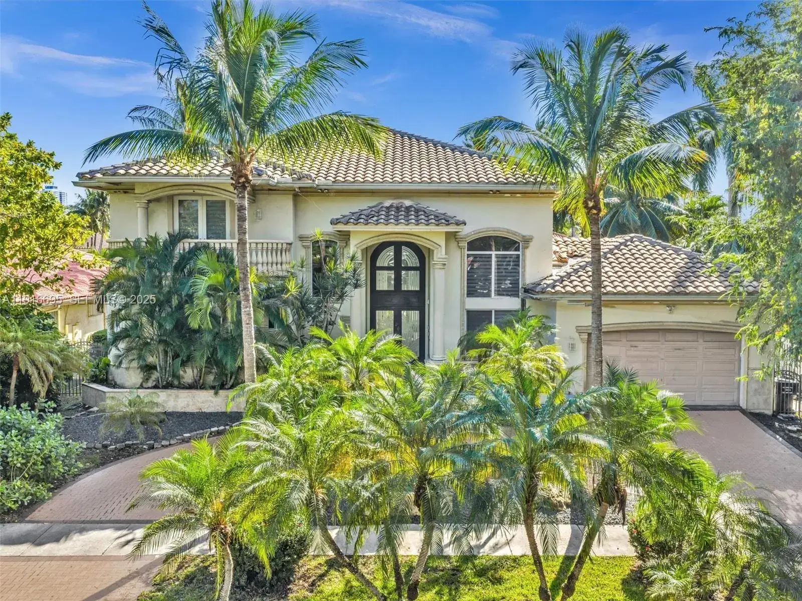 5 bedroom 4 bath Residential Lease for rent at 922 Washington St, Hollywood FL 33019