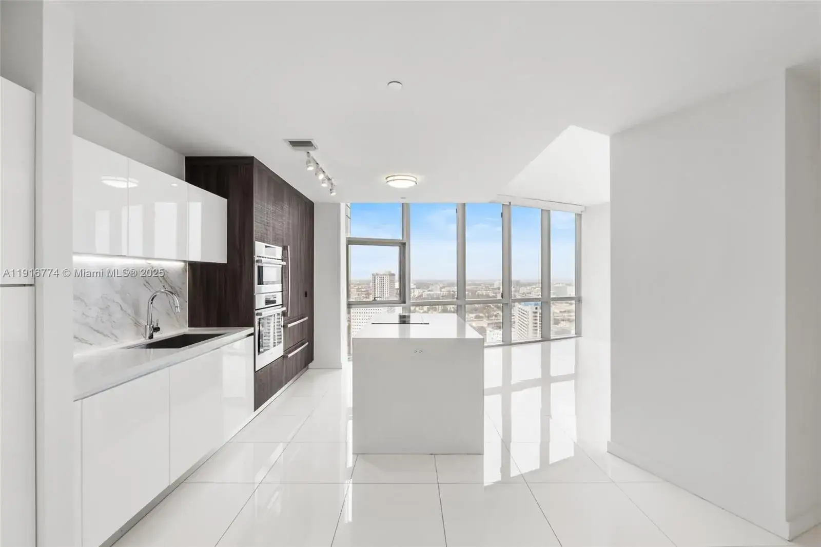 1 bedroom 1 bath Residential for sale at 851 NE 1st Ave # 3202, Miami FL 33132