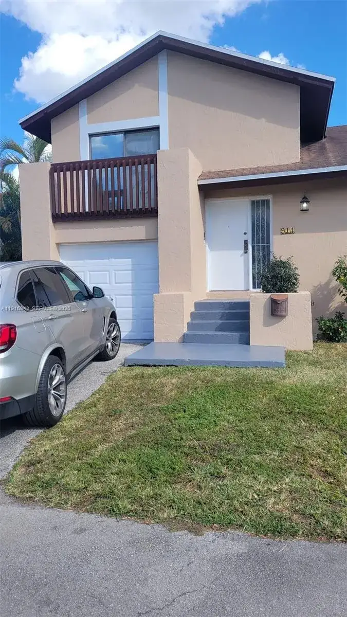 4 bedroom 3 bath Residential Lease for rent at 914 NW 106th Ave Cir # 914, Miami FL 33172