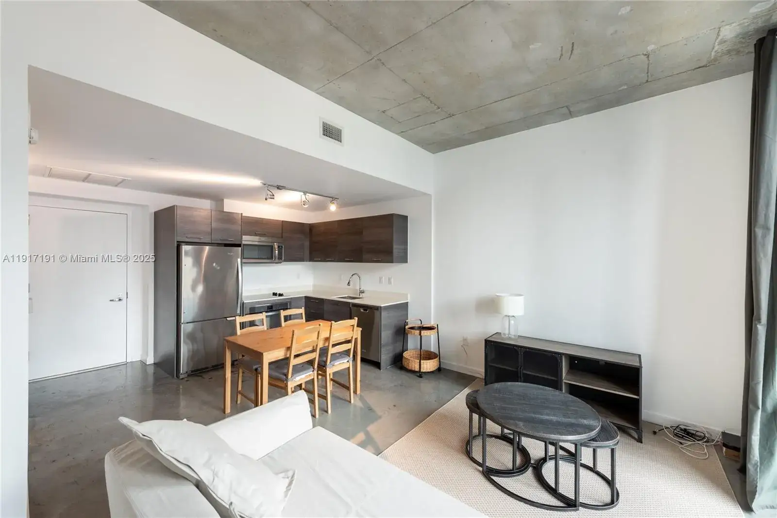 1 bedroom 1 bath Residential Lease for rent at 151 SE 1st St # 1709, Miami FL 33131