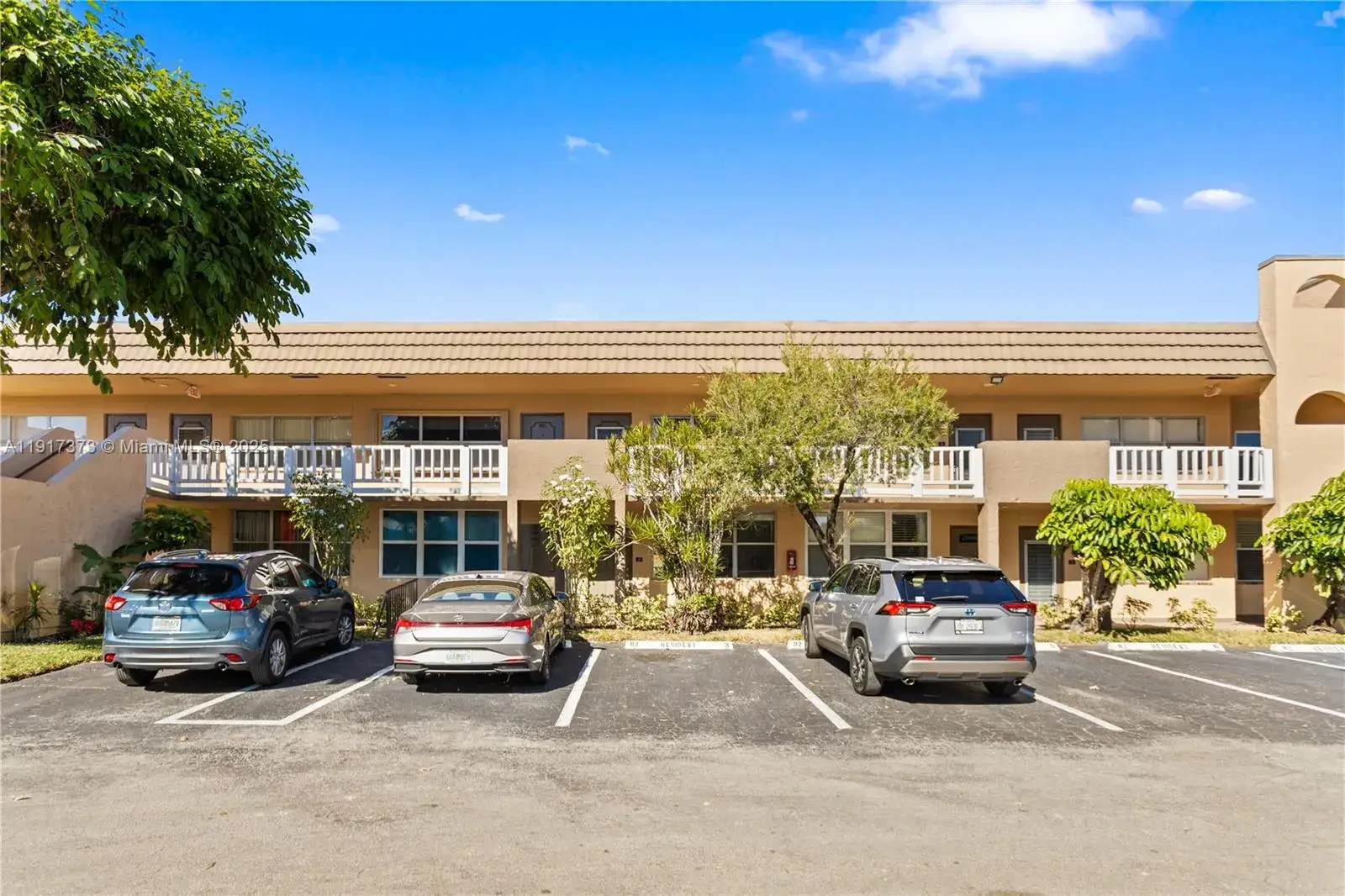 1 bedroom 1 bath Residential for sale at 9121 Sunrise Lakes Blvd # 104, Sunrise FL 33322