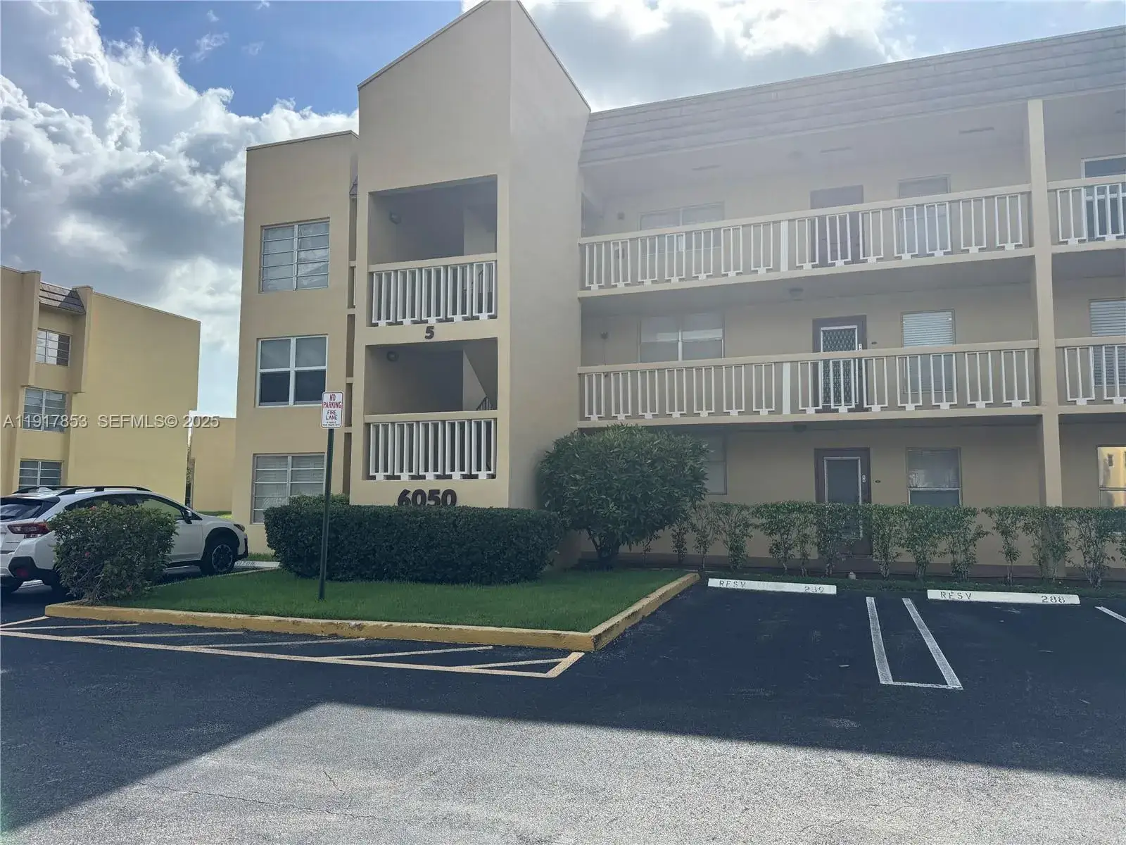 1 bedroom 1 bath Residential Lease for rent at 6050 NW 64th Ave # 306, Tamarac FL 33319