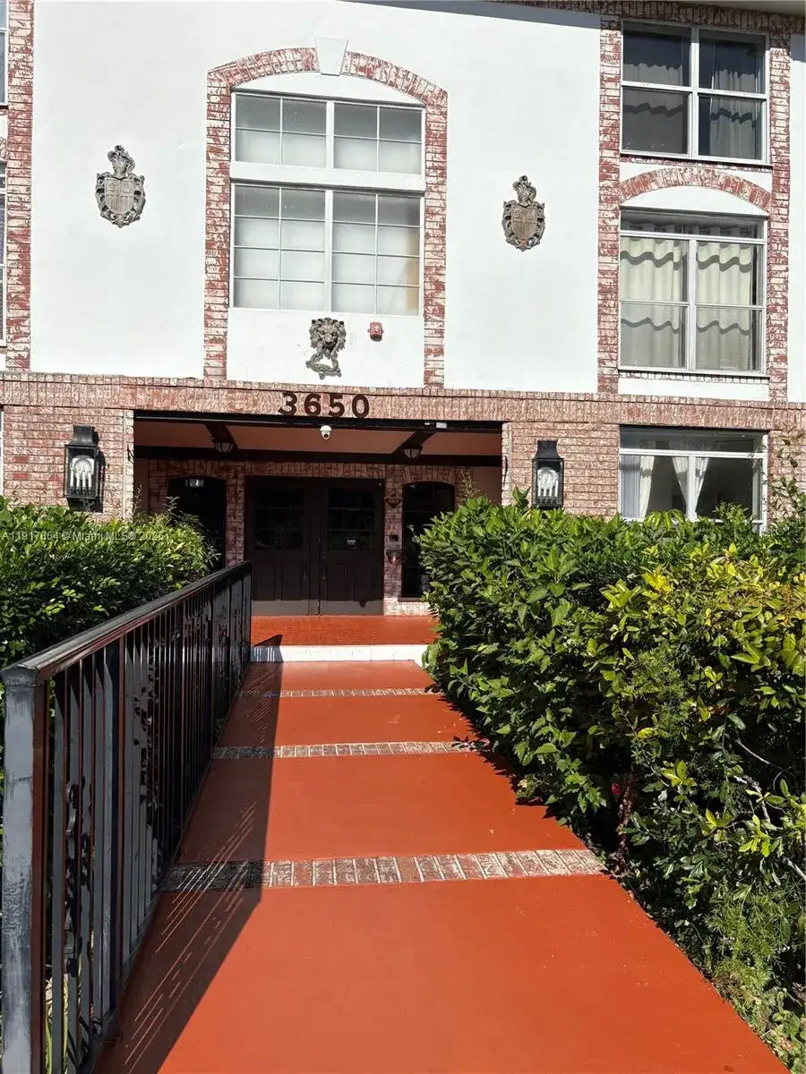 1 bedroom 1 bath Residential Lease for rent at 3650 Inverrary Dr # 1N, Lauderhill FL 33319