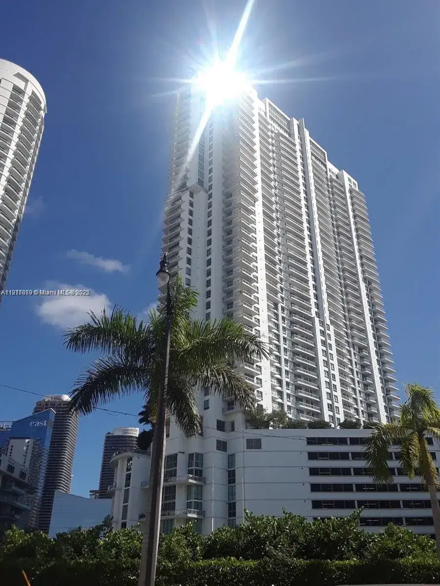 2 bedroom 2 bath Residential Lease for rent at 92 SW 3rd St # 1904, Miami FL 33130