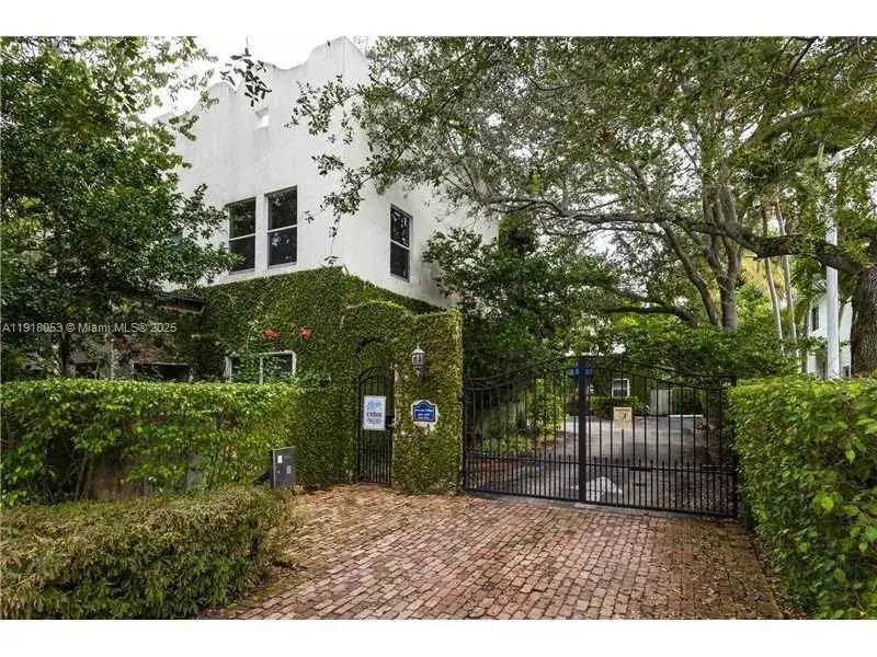 2 bedroom 1 bath Residential Lease for rent at 3051 Center St # 9, Miami FL 33133