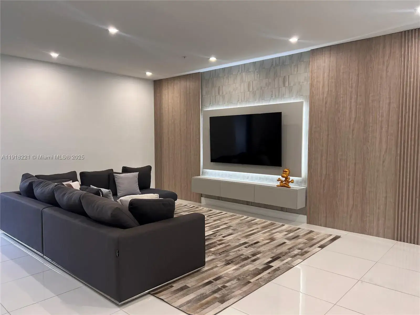 3 bedroom 2 bath Residential Lease for rent at 10431 NW 82nd St # 1, Doral FL 33178