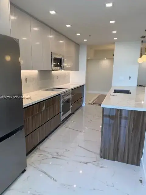 3 bedroom 2 bath Residential Lease for rent at 19707 Turnberry Way # 20L, Aventura FL 33180
