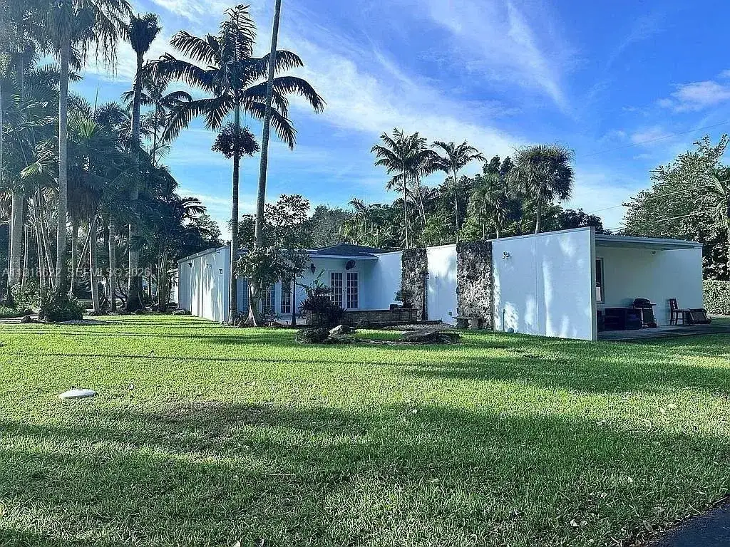 3 bedroom 3 bath Residential for sale at 8290 Sunset Dr, Miami FL 33143