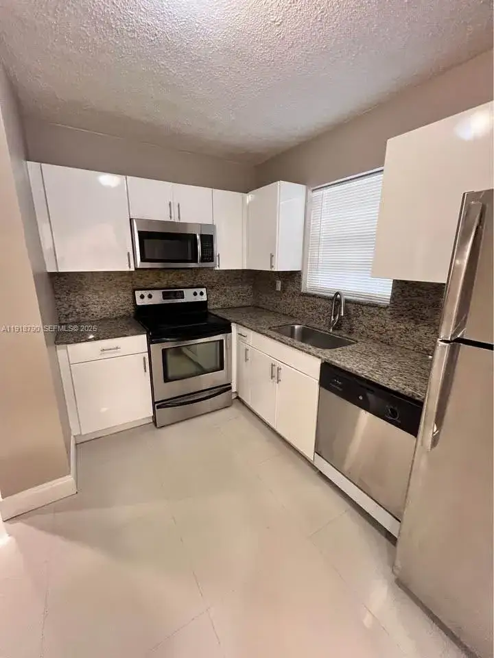 3 bedroom 2 bath Residential Lease for rent at 251 N 68th Ter # 251, Hollywood FL 33024