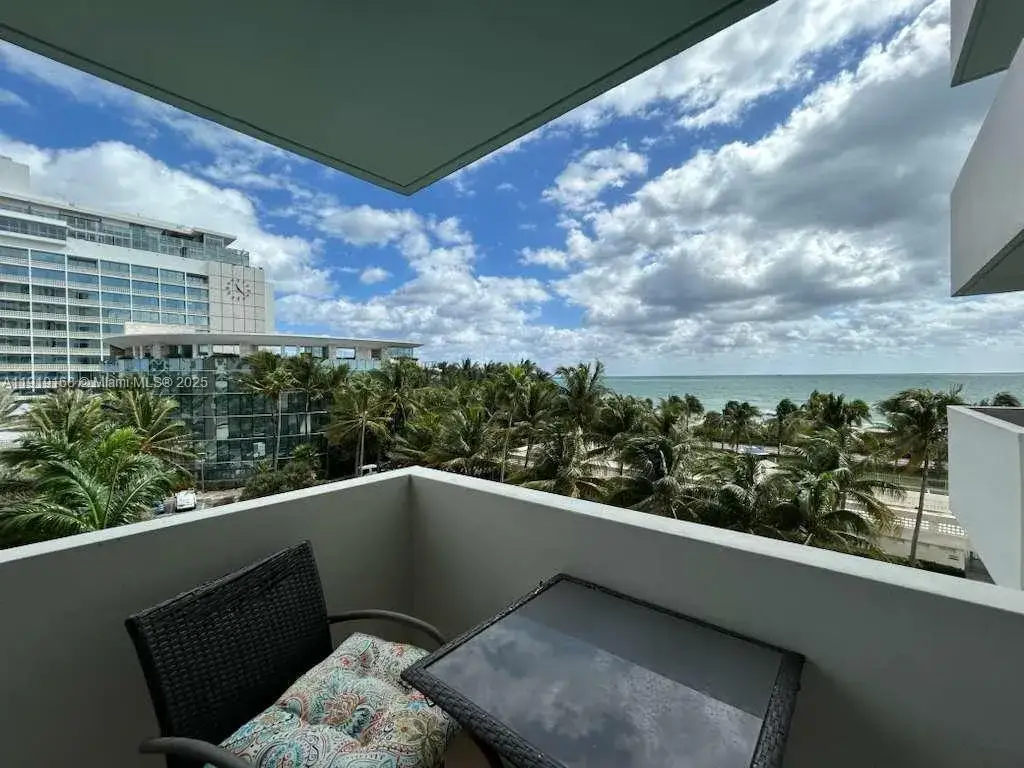 1 bath Residential Lease for rent at 2899 Collins Ave # 625, Miami Beach FL 33140