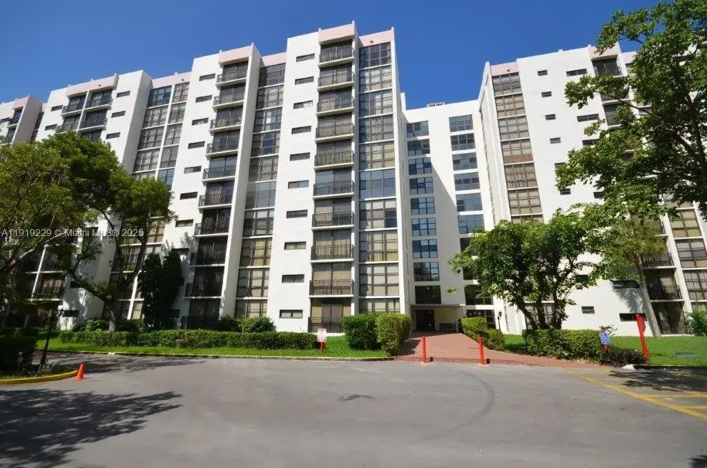 1 bedroom 1 bath Residential for sale at 17021 N Bay Rd # 316, Sunny Isles Beach FL 33160