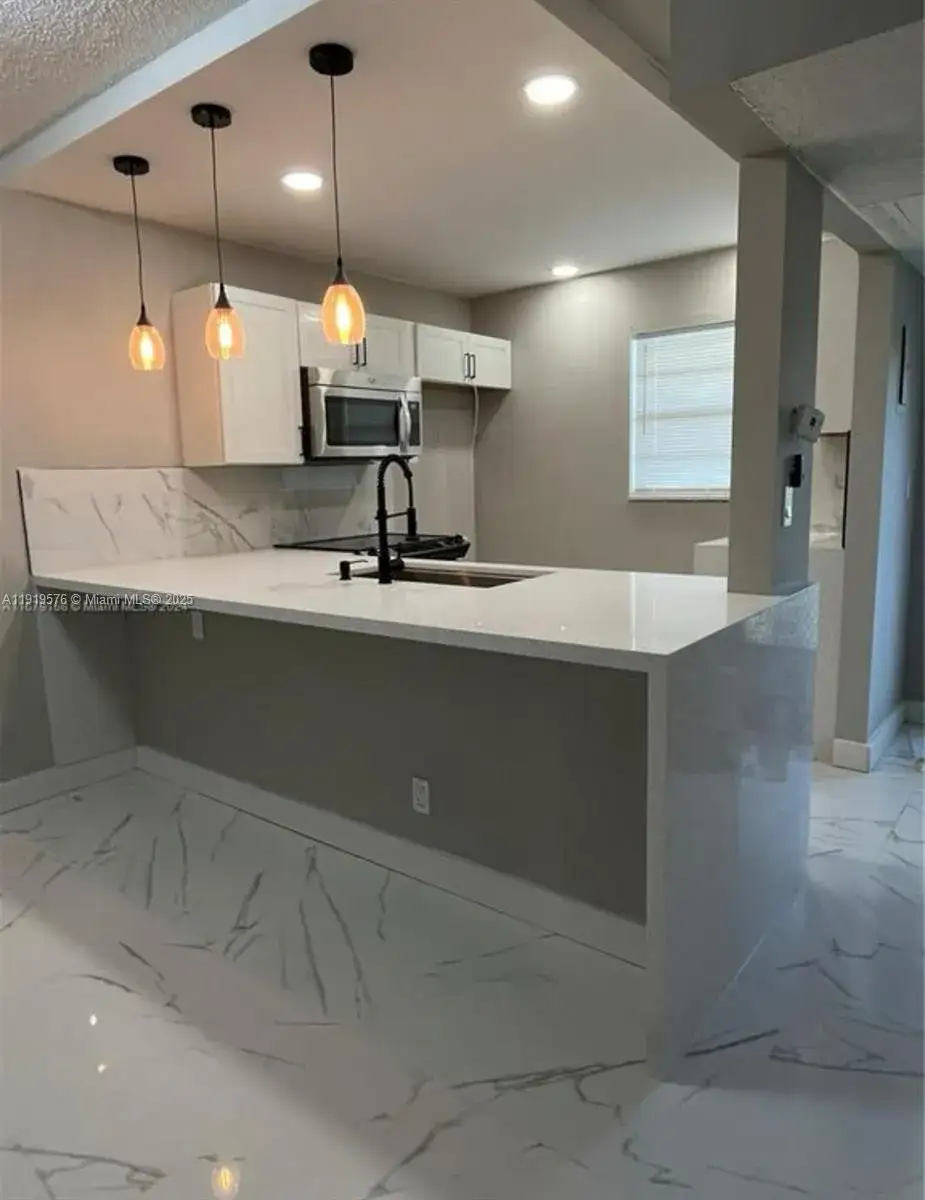 1 bedroom 1 bath Residential Lease for rent at 5102 NW 36th St # 605, Lauderdale Lakes FL 33319
