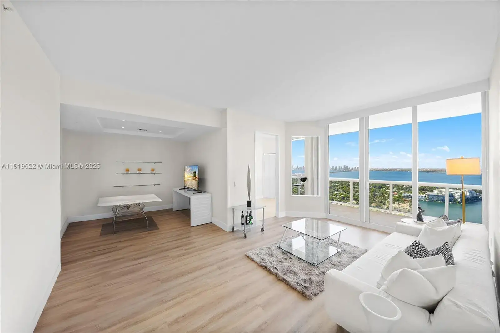 1 bedroom 2 bath Residential Lease for rent at 4775 Collins Ave, Miami Beach FL 33140