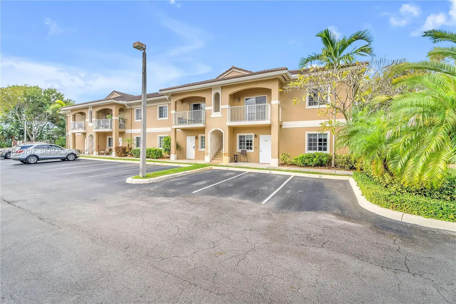 2 bedroom 2 bath Residential for sale at 4950 Washington St # 1, Hollywood FL 33021