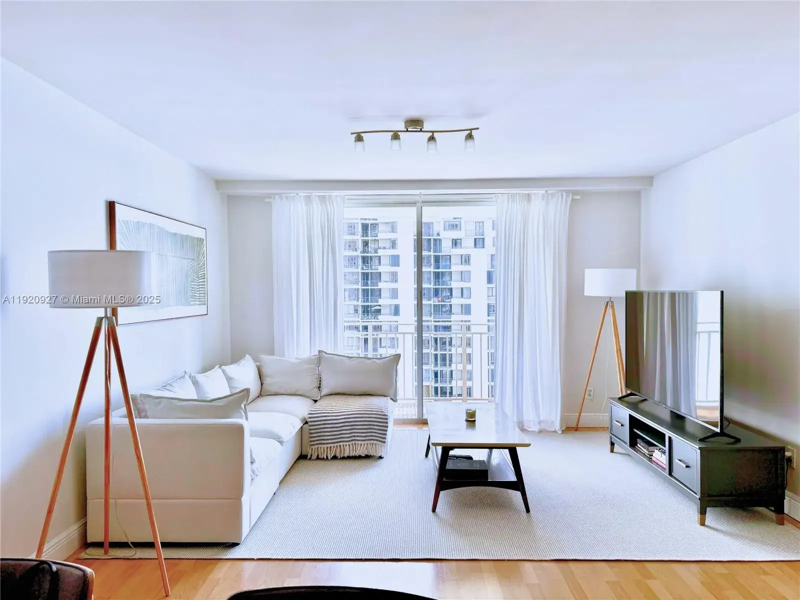 1 bedroom 1 bath Residential Lease for rent at 770 Claughton Island Dr # 1405, Miami FL 33131