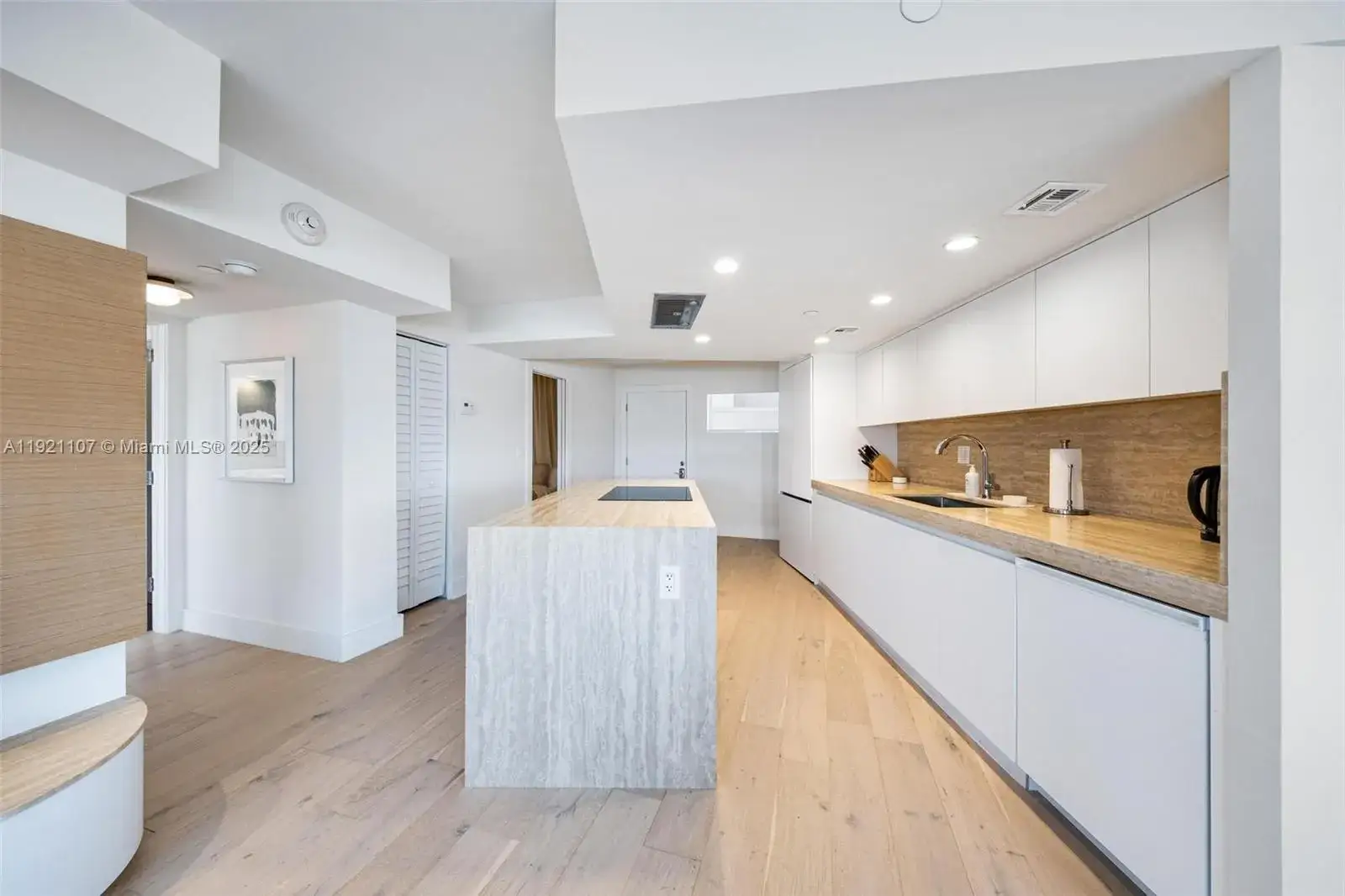 2 bedroom 2 bath Residential Lease for rent at 1881 Washington Ave # 14F, Miami Beach FL 33139